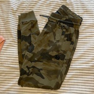 Better bodies camo joggers Sz. s